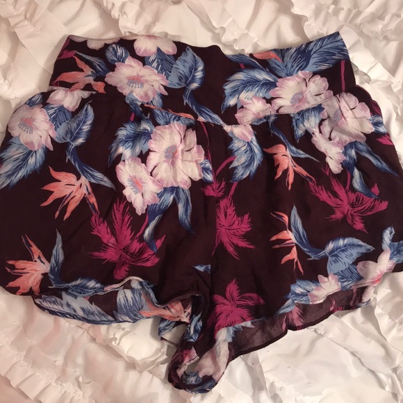 American Eagle Outfitters Pants - American Eagle floral shorts size medium